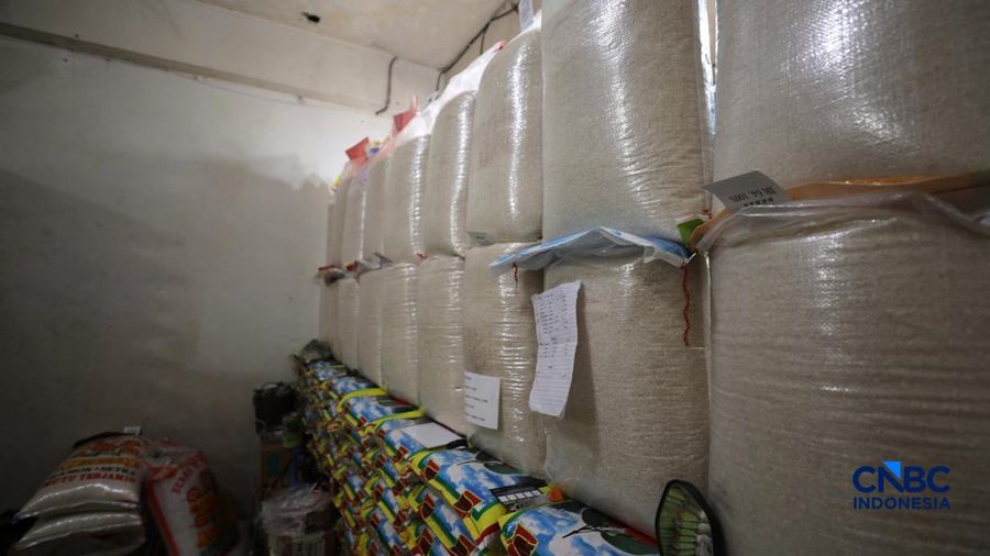 Penjual mengantar pesanan beras premium ke pelanggan di Pasar Kebayoran Lama, Jakarta Selatan, Selasa (29/9/2026).(CNBC Indonesia/Tri Susilo)