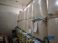 Penjual mengantar pesanan beras premium ke pelanggan di Pasar Kebayoran Lama, Jakarta Selatan, Selasa (29/9/2026).(CNBC Indonesia/Tri Susilo)