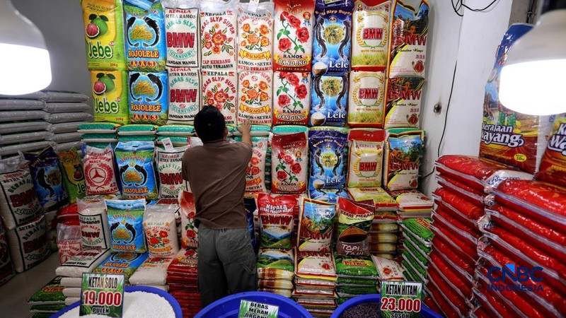 Penjual mengantar pesanan beras premium ke pelanggan di Pasar Kebayoran Lama, Jakarta Selatan, Selasa (29/9/2026).