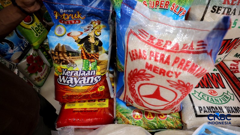 Penjual mengantar pesanan beras premium ke pelanggan di Pasar Kebayoran Lama, Jakarta Selatan, Selasa (29/9/2026). (CNBC Indonesia/Tri Susilo)