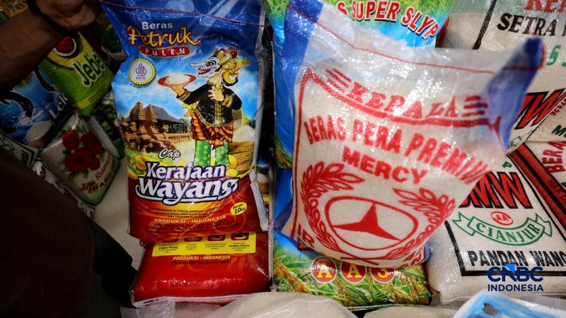 Penjual mengantar pesanan beras premium ke pelanggan di Pasar Kebayoran Lama, Jakarta Selatan, Selasa (29/9/2026).