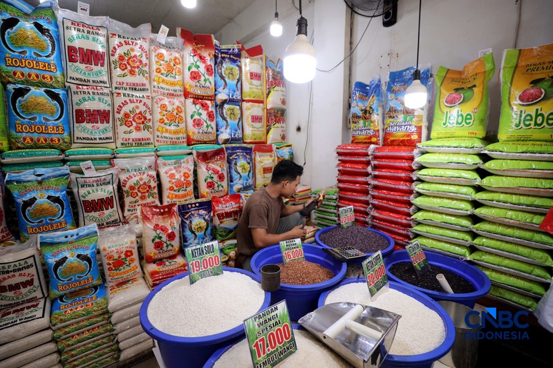 Penjual mengantar pesanan beras premium ke pelanggan di Pasar Kebayoran Lama, Jakarta Selatan, Selasa (29/9/2026). (CNBC Indonesia/Tri Susilo)