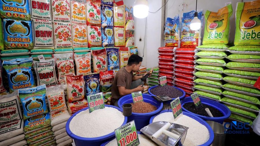 Penjual mengantar pesanan beras premium ke pelanggan di Pasar Kebayoran Lama, Jakarta Selatan, Selasa (29/9/2026).