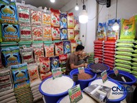 Penjual mengantar pesanan beras premium ke pelanggan di Pasar Kebayoran Lama, Jakarta Selatan, Selasa (29/9/2026).(CNBC Indonesia/Tri Susilo)