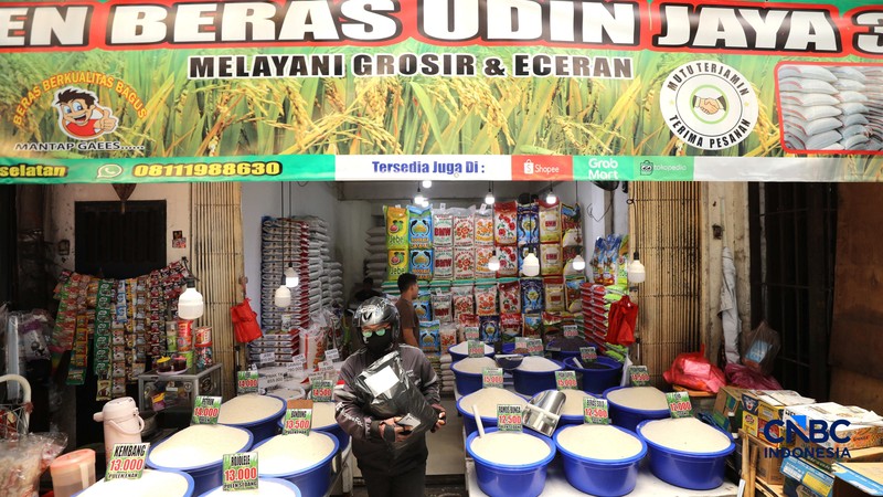Penjual mengantar pesanan beras premium ke pelanggan di Pasar Kebayoran Lama, Jakarta Selatan, Selasa (29/9/2026). (CNBC Indonesia/Tri Susilo)