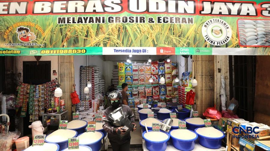 Penjual mengantar pesanan beras premium ke pelanggan di Pasar Kebayoran Lama, Jakarta Selatan, Selasa (29/9/2026).(CNBC Indonesia/Tri Susilo)