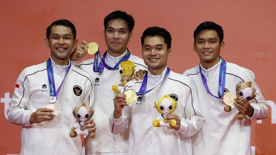 Peraih medali emas asal Indonesia Leo Rolly Carnando dan Daniel Marthin merayakan kemenangan dalam seremoni medali nomor ganda putra bulu tangkis Asian Games Aichi-Nagoya 2026 bersama peraih medali perunggu Fajar Alfian dan Muh. Shohibul Fikri, di Ic