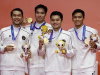Peraih medali emas asal Indonesia Leo Rolly Carnando dan Daniel Marthin merayakan kemenangan dalam seremoni medali nomor ganda putra bulu tangkis Asian Games Aichi-Nagoya 2026 bersama peraih medali perunggu Fajar Alfian dan Muh. Shohibul Fikri, di Ic