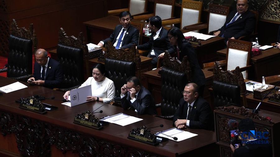 Pimpinan DPR Puan Maharani dan Sufmi Dasco pada Rapat Paripurna DPR RI Ke-7 Masa Persidangan I Tahun Sidang 2026-2027 di Kompleks Parlemen, Senayan, Jakarta, Selasa (29/9/2026). (CNBC Indonesia/Muhammad Sabki)