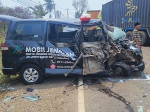 Detik-detik Ambulans Bawa Jenazah Alami Kecelakaan di Jalintim Banyuasin