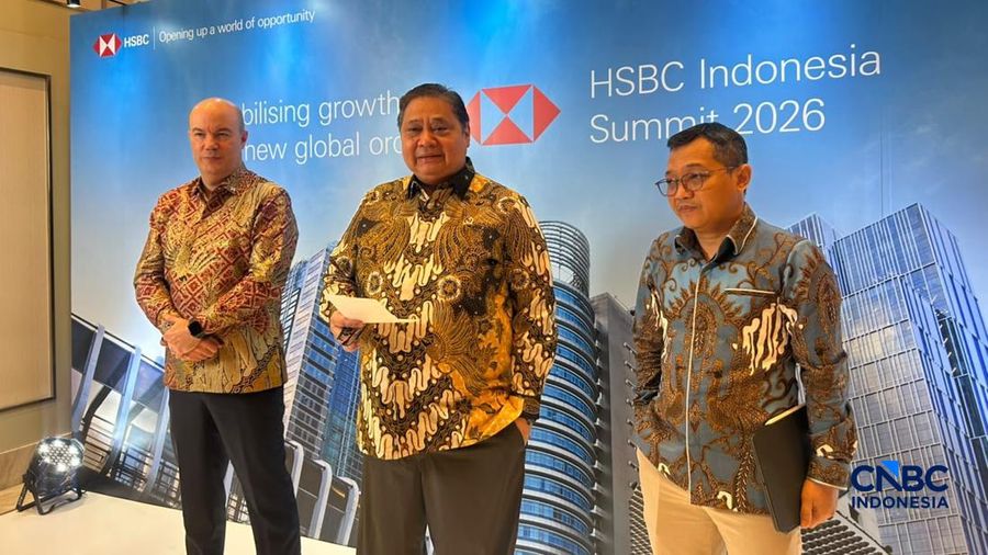 Presiden Direktur HSBC Indonesia Stuart Rogers, Menko Perekonomian Airlangga Hartarto, dan Deputi OJK Agus Edy Siregar di HSBC Indonesia Summit 2026 di Hotel St. Regis, Jakarta Selatan, Selasa (29/9/2026). (CNBC Indonesia/Zefanya Aprilia)