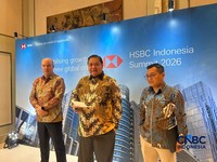 Presiden Direktur HSBC Indonesia Stuart Rogers, Menko Perekonomian Airlangga Hartarto, dan Deputi OJK Agus Edy Siregar di HSBC Indonesia Summit 2026 di Hotel St. Regis, Jakarta Selatan, Selasa (29/9/2026). (CNBC Indonesia/Zefanya Aprilia)