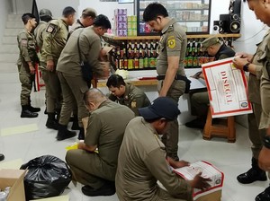 Toko Kelontong di Terminal Cibinong Dirazia, 1.482 Botol Miras Ilegal Disita