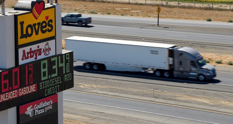Seorang pengemudi mengoperasikan pompa diesel di tempat pemberhentian truk di Dunnigan, California, AS, pada 28 September 2026. (REUTERS/Fred Greaves)