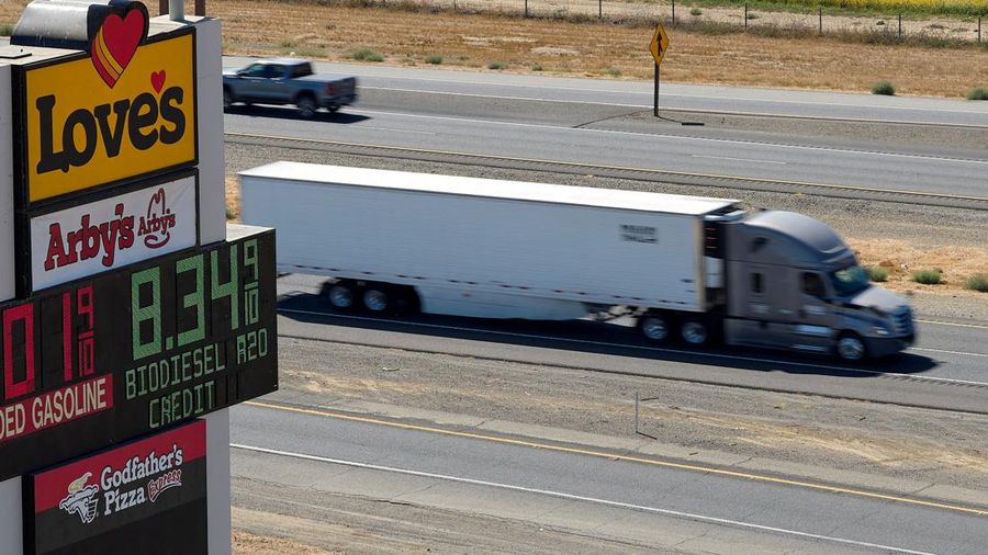 Sebuah truk trailer melintas di depan papan penanda harga bensin dan solar di sepanjang Interstate 5 di Williams, California, AS, pada 28 September 2026.