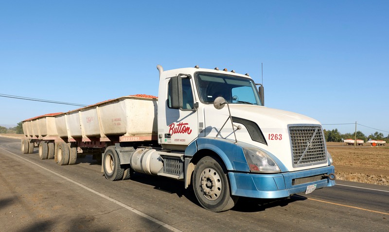 Seorang pengemudi mengoperasikan pompa diesel di tempat pemberhentian truk di Dunnigan, California, AS, pada 28 September 2026. (REUTERS/Fred Greaves)