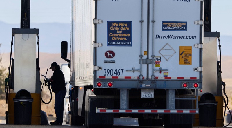 Seorang pengemudi mengoperasikan pompa diesel di tempat pemberhentian truk di Dunnigan, California, AS, pada 28 September 2026. (REUTERS/Fred Greaves)