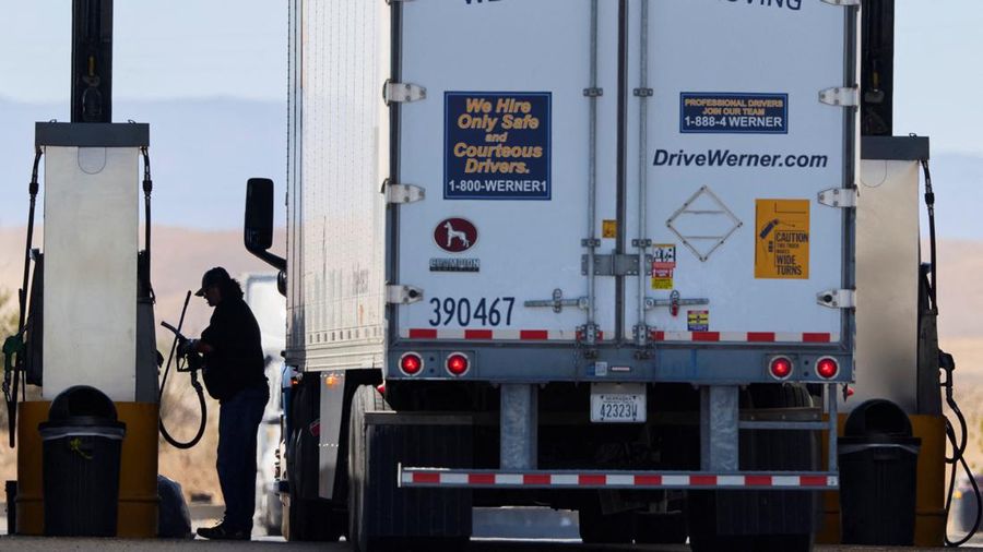 Seorang pengemudi mengoperasikan pompa diesel di tempat pemberhentian truk di Dunnigan, California, AS, pada 28 September 2026. (REUTERS/Fred Greaves)