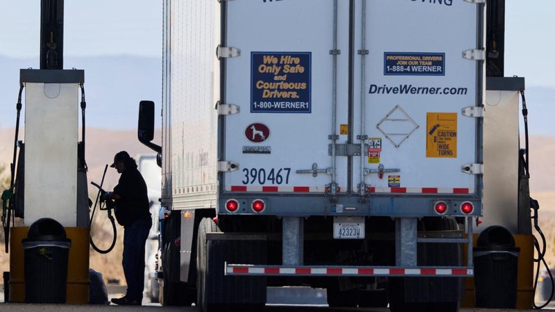 Seorang pengemudi mengoperasikan pompa diesel di tempat pemberhentian truk di Dunnigan, California, AS, pada 28 September 2026. (REUTERS/Fred Greaves)