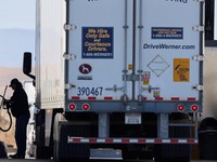 Seorang pengemudi mengoperasikan pompa diesel di tempat pemberhentian truk di Dunnigan, California, AS, pada 28 September 2026. (REUTERS/Fred Greaves)