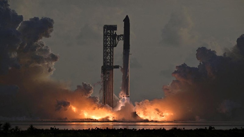 SpaceX Starship dan pendorong Super Heavy v3 meluncur dalam penerbangan uji coba ke-14 dari kompleks peluncuran SpaceX di Starbase, Texas, AS, pada 28 September 2026. Misi ini diperkirakan akan membawa wahana tersebut ke orbit untuk pertama kalinya dan meluncurkan 26 satelit Starlink V3.