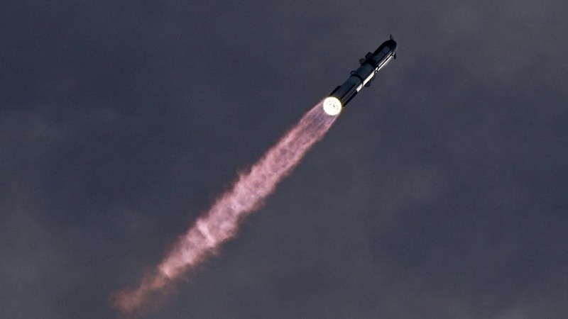 SpaceX Starship dan pendorong Super Heavy v3 meluncur dalam penerbangan uji coba ke-14 dari kompleks peluncuran SpaceX di Starbase, Texas, AS, pada 28 September 2026. Misi ini diperkirakan akan membawa wahana tersebut ke orbit untuk pertama kalinya dan meluncurkan 26 satelit Starlink V3.