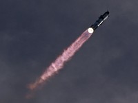 SpaceX Starship dan pendorong Super Heavy v3 meluncur dalam penerbangan uji coba ke-14 dari kompleks peluncuran SpaceX di Starbase, Texas, AS, pada 28 September 2026. Misi ini diperkirakan akan membawa wahana tersebut ke orbit untuk pertama kalinya d