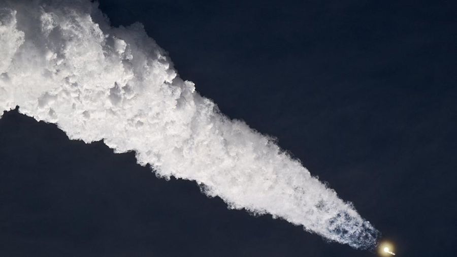 SpaceX Starship dan pendorong Super Heavy v3 meluncur dalam penerbangan uji coba ke-14 dari kompleks peluncuran SpaceX di Starbase, Texas, AS, pada 28 September 2026. Misi ini diperkirakan akan membawa wahana tersebut ke orbit untuk pertama kalinya dan meluncurkan 26 satelit Starlink V3.