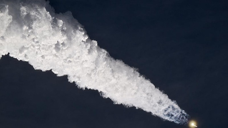 SpaceX Starship dan pendorong Super Heavy v3 meluncur dalam penerbangan uji coba ke-14 dari kompleks peluncuran SpaceX di Starbase, Texas, AS, pada 28 September 2026. Misi ini diperkirakan akan membawa wahana tersebut ke orbit untuk pertama kalinya dan meluncurkan 26 satelit Starlink V3.