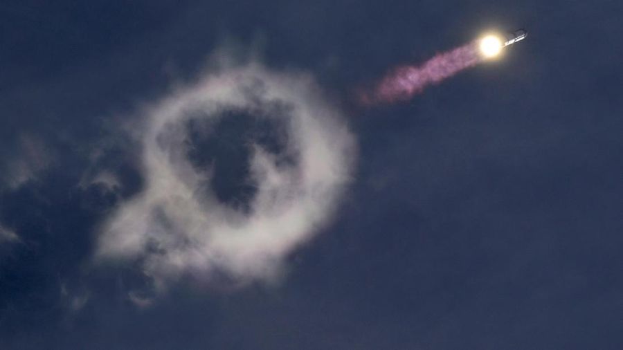 SpaceX Starship dan pendorong Super Heavy v3 meluncur dalam penerbangan uji coba ke-14 dari kompleks peluncuran SpaceX di Starbase, Texas, AS, pada 28 September 2026. Misi ini diperkirakan akan membawa wahana tersebut ke orbit untuk pertama kalinya dan meluncurkan 26 satelit Starlink V3.