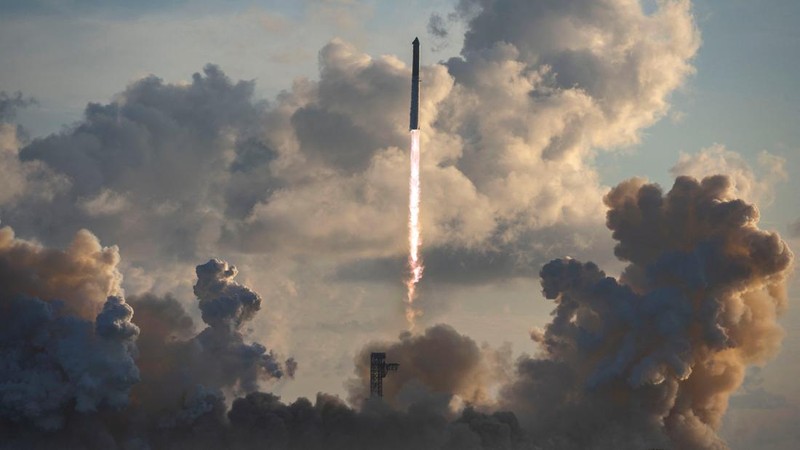 SpaceX Starship dan pendorong Super Heavy v3 meluncur dalam penerbangan uji coba ke-14 dari kompleks peluncuran SpaceX di Starbase, Texas, AS, pada 28 September 2026. Misi ini diperkirakan akan membawa wahana tersebut ke orbit untuk pertama kalinya dan meluncurkan 26 satelit Starlink V3.