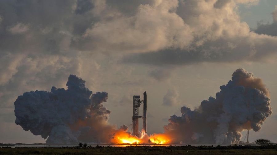 SpaceX Starship dan pendorong Super Heavy v3 meluncur dalam penerbangan uji coba ke-14 dari kompleks peluncuran SpaceX di Starbase, Texas, AS, pada 28 September 2026. Misi ini diperkirakan akan membawa wahana tersebut ke orbit untuk pertama kalinya d