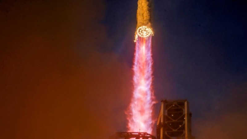 SpaceX Starship dan pendorong Super Heavy v3 meluncur dalam penerbangan uji coba ke-14 dari kompleks peluncuran SpaceX di Starbase, Texas, AS, pada 28 September 2026. Misi ini diperkirakan akan membawa wahana tersebut ke orbit untuk pertama kalinya dan meluncurkan 26 satelit Starlink V3.