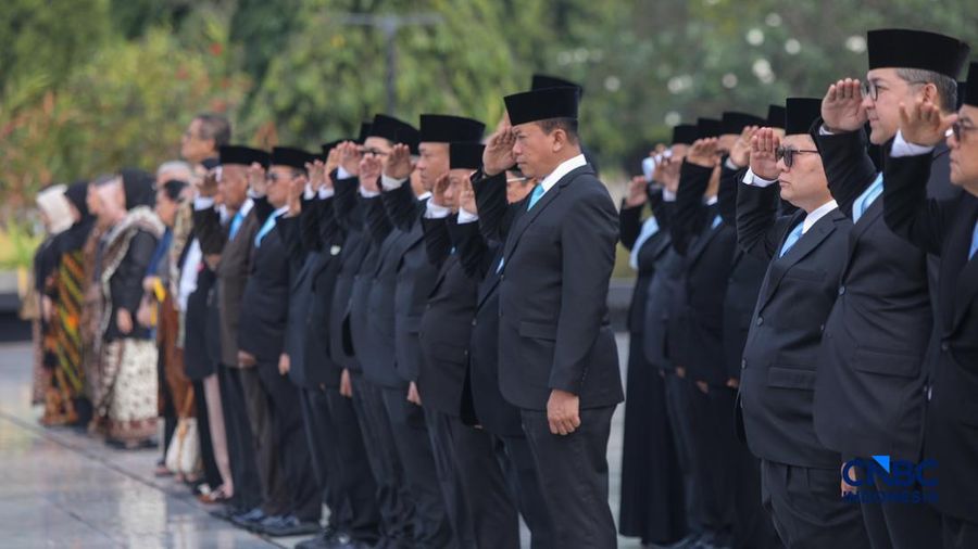 Suasana saat berlangsungnya upacara peringatan hari jadi Energi & Pertamabangan ke-81 Tahun 2026 di Taman Makam Pahlawan (TMP) Kalibata, Jakarta, Selasa (29/9/2026).