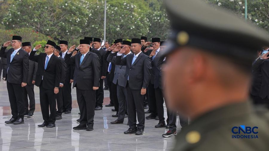 Suasana saat berlangsungnya upacara peringatan hari jadi Energi & Pertamabangan ke-81 Tahun 2026 di Taman Makam Pahlawan (TMP) Kalibata, Jakarta, Selasa (29/9/2026).