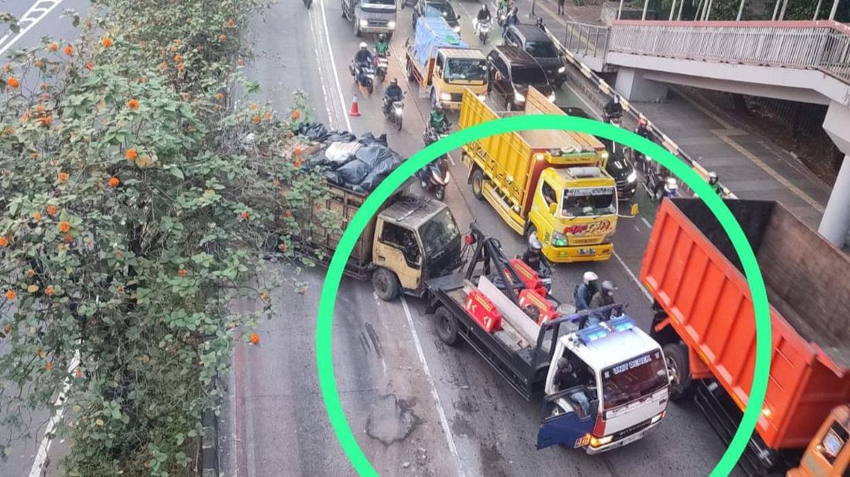 Truk Sampah Tabrak Separator Busway di Jakpus, Rute TransJ Sempat Dialihkan — NadiKabar.com