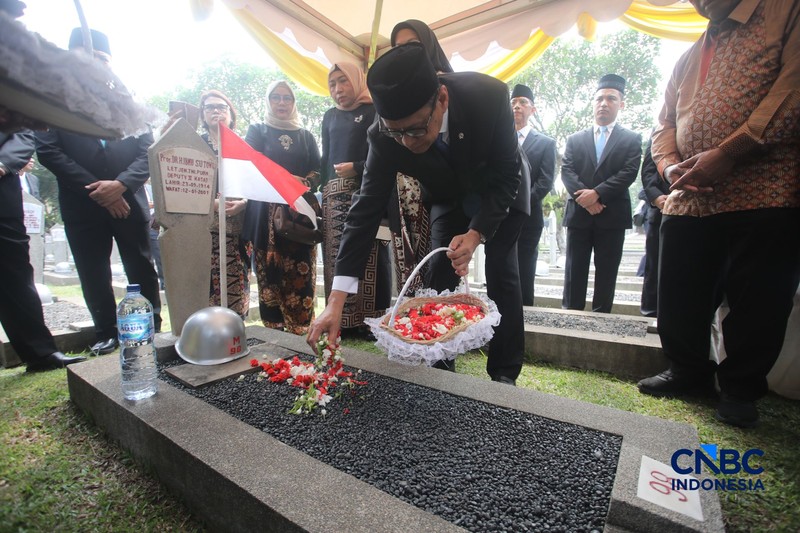 Wakil Menteri ESDM, Yuliot Tanjung saat memimpin upacara peringatan hari jadi Energi &amp; Pertamabangan ke-81 Tahun 2026 di Taman Makam Pahlawan (TMP) Kalibata, Jakarta, Selasa (29/9/2026). (CNBC Indonesia/Faisal Rahman)
