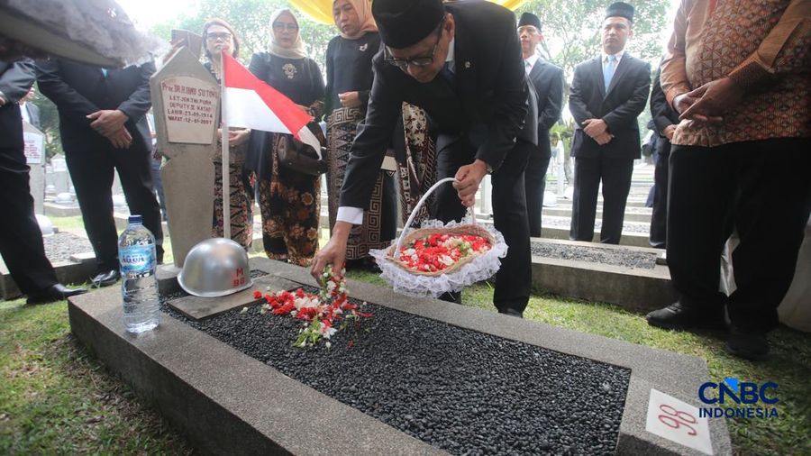 Wakil Menteri ESDM, Yuliot Tanjung melakukan ziarah kubur usai upacara hari jadi Energi & Pertamabangan ke-81 Tahun 2026 di Taman Makam Pahlawan (TMP) Kalibata, Jakarta, Selasa (29/9/2026).