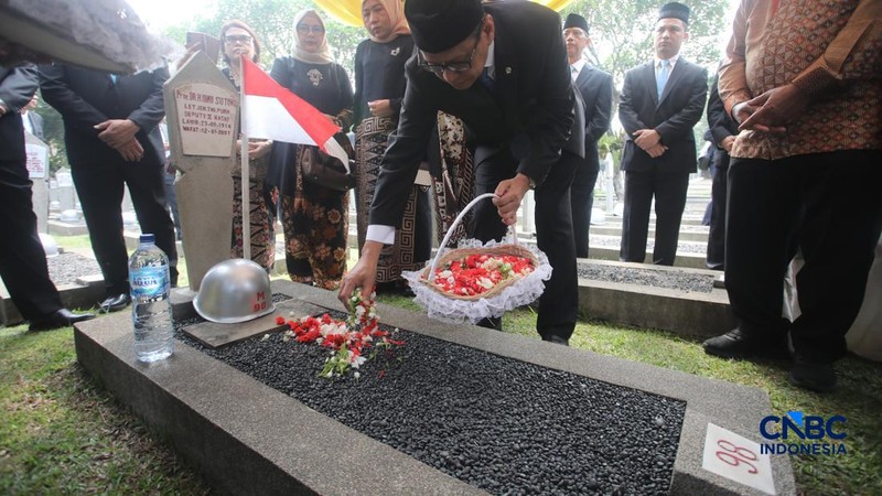 Wakil Menteri ESDM, Yuliot Tanjung melakukan ziarah kubur usai upacara hari jadi Energi & Pertamabangan ke-81 Tahun 2026 di Taman Makam Pahlawan (TMP) Kalibata, Jakarta, Selasa (29/9/2026).