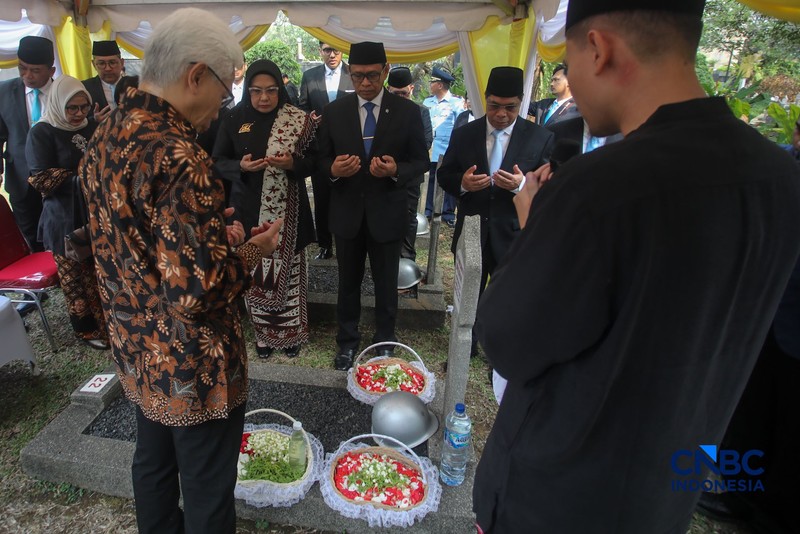 Wakil Menteri ESDM, Yuliot Tanjung saat memimpin upacara peringatan hari jadi Energi &amp; Pertamabangan ke-81 Tahun 2026 di Taman Makam Pahlawan (TMP) Kalibata, Jakarta, Selasa (29/9/2026). (CNBC Indonesia/Faisal Rahman)