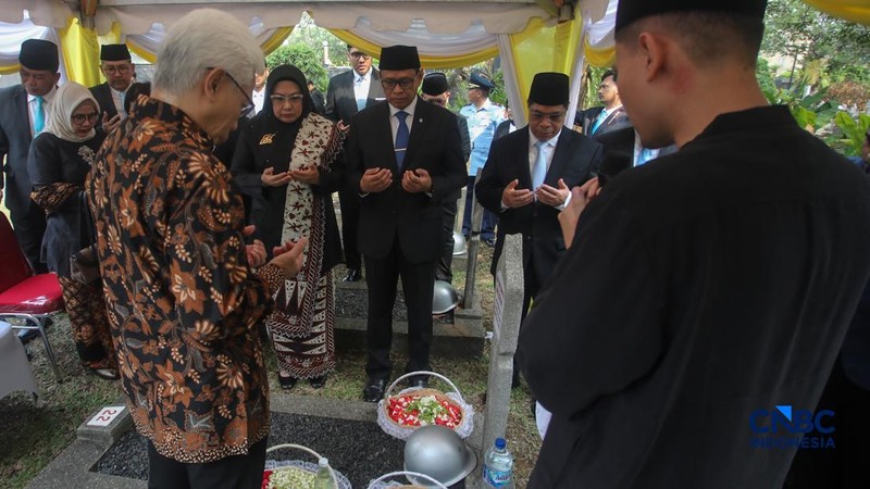 Wakil Menteri ESDM, Yuliot Tanjung melakukan ziarah kubur usai upacara hari jadi Energi & Pertamabangan ke-81 Tahun 2026 di Taman Makam Pahlawan (TMP) Kalibata, Jakarta, Selasa (29/9/2026).