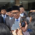 Wakil Menteri ESDM, Yuliot Tanjung meyampaikan keterengan usai upacara peringatan hari jadi Energi & Pertamabangan ke-81 Tahun 2026 di Taman Makam Pahlawan (TMP) Kalibata, Jakarta, Selasa (29/9/2026). (CNBC Indonesia/Faisal Rahman)