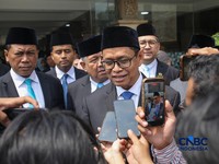 Wakil Menteri ESDM, Yuliot Tanjung meyampaikan keterengan usai upacara peringatan hari jadi Energi & Pertamabangan ke-81 Tahun 2026 di Taman Makam Pahlawan (TMP) Kalibata, Jakarta, Selasa (29/9/2026). (CNBC Indonesia/Faisal Rahman)