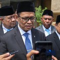 Wakil Menteri ESDM, Yuliot Tanjung meyampaikan keterengan usai upacara peringatan hari jadi Energi & Pertamabangan ke-81 Tahun 2026 di Taman Makam Pahlawan (TMP) Kalibata, Jakarta, Selasa (29/9/2026). (CNBC Indonesia/Faisal Rahman)