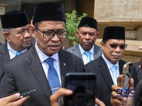 Wakil Menteri ESDM, Yuliot Tanjung meyampaikan keterengan usai upacara peringatan hari jadi Energi & Pertamabangan ke-81 Tahun 2026 di Taman Makam Pahlawan (TMP) Kalibata, Jakarta, Selasa (29/9/2026). (CNBC Indonesia/Faisal Rahman)