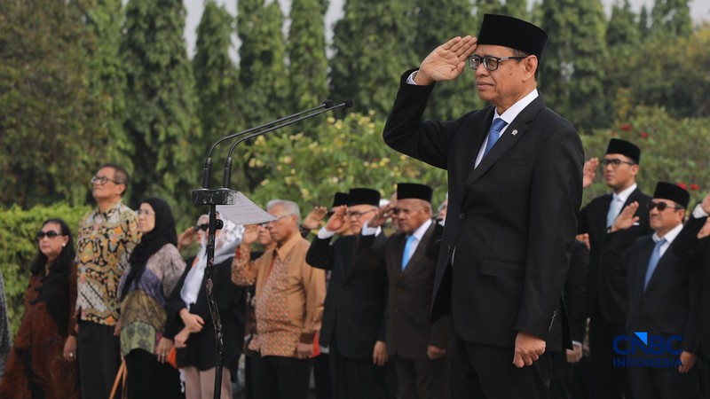 Wakil Menteri ESDM, Yuliot Tanjung saat memimpin upacara peringatan hari jadi Energi &amp; Pertamabangan ke-81 Tahun 2026 di Taman Makam Pahlawan (TMP) Kalibata, Jakarta, Selasa (29/9/2026). (CNBC Indonesia/Faisal Rahman)