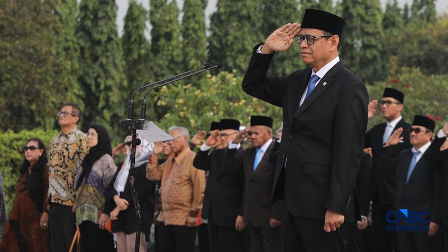 Wakil Menteri ESDM, Yuliot Tanjung saat memimpin upacara peringatan hari jadi Energi & Pertamabangan ke-81 Tahun 2026 di Taman Makam Pahlawan (TMP) Kalibata, Jakarta, Selasa (29/9/2026). (CNBC Indonesia/Faisal Rahman)