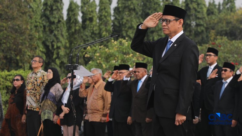 Wakil Menteri ESDM, Yuliot Tanjung saat memimpin upacara peringatan hari jadi Energi & Pertamabangan ke-81 Tahun 2026 di Taman Makam Pahlawan (TMP) Kalibata, Jakarta, Selasa (29/9/2026). (CNBC Indonesia/Faisal Rahman)