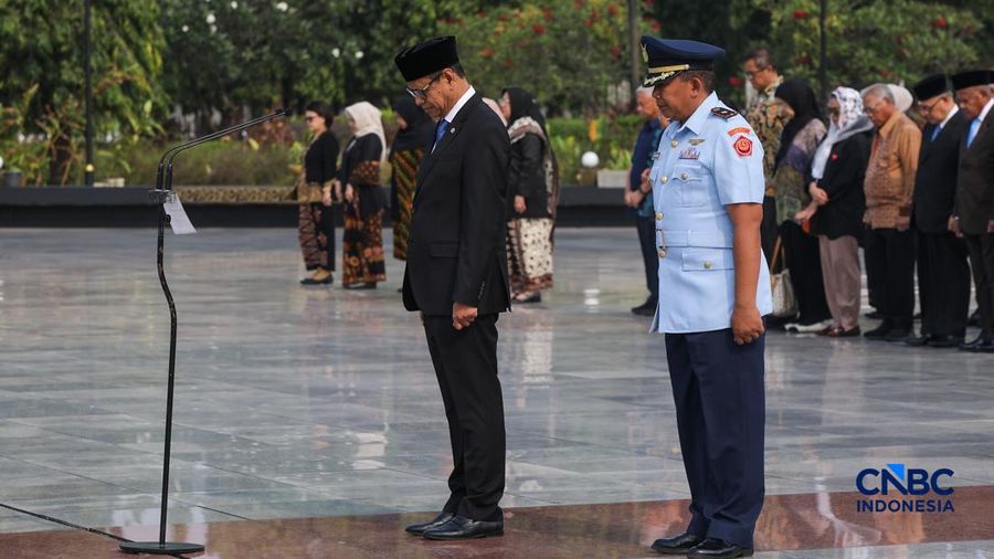 Wakil Menteri ESDM, Yuliot Tanjung saat memimpin upacara peringatan hari jadi Energi & Pertamabangan ke-81 Tahun 2026 di Taman Makam Pahlawan (TMP) Kalibata, Jakarta, Selasa (29/9/2026).