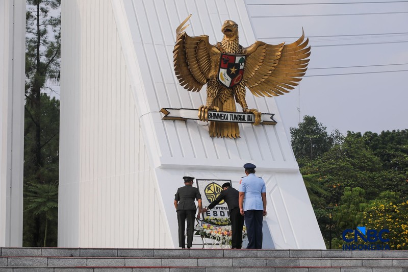 Wakil Menteri ESDM, Yuliot Tanjung saat memimpin upacara peringatan hari jadi Energi &amp; Pertamabangan ke-81 Tahun 2026 di Taman Makam Pahlawan (TMP) Kalibata, Jakarta, Selasa (29/9/2026). (CNBC Indonesia/Faisal Rahman)